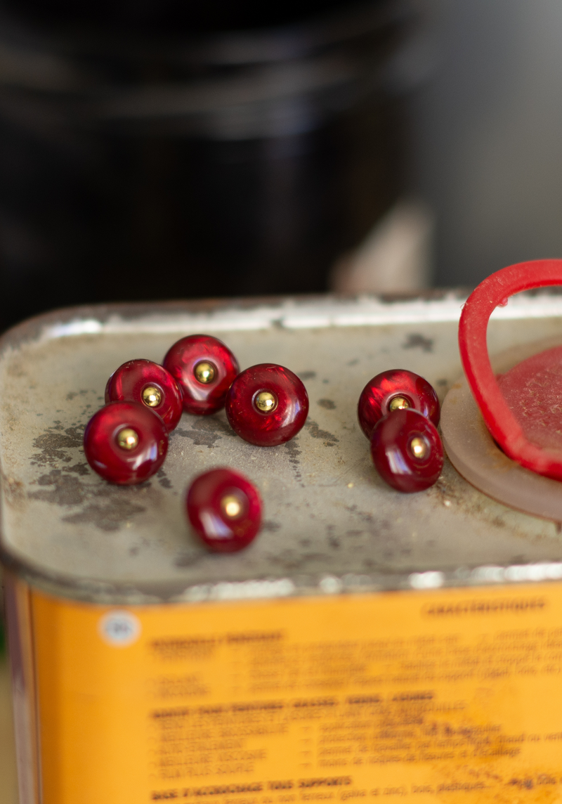 Cherry Rouge Wink Sewing Button with Shaft 10 mm